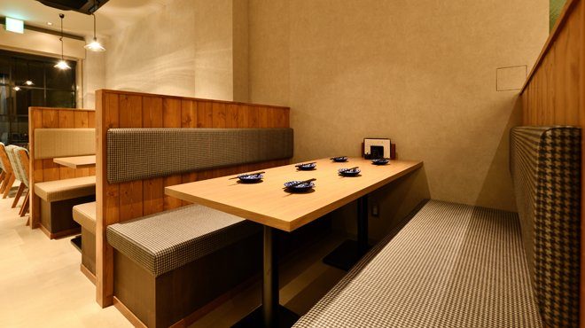千鳥格子のソファで囲むBOX席