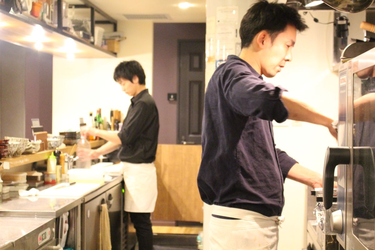 厨房で働くスタッフたちの様子